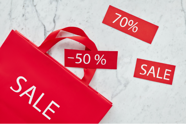 SALEと書かれた赤い紙袋と-50%、70%と書かれた赤い紙